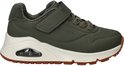 Groene Skechers sneaker met klittenbandsluiting, beige zool en perforaties, met 'SKECHERS' op de zijkant.