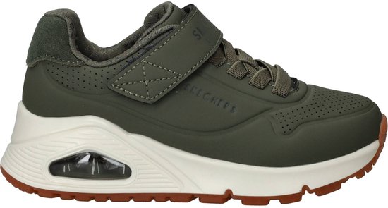 Groene Skechers sneaker met klittenbandsluiting, beige zool en perforaties, met 'SKECHERS' op de zijkant.