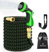 Zwarte flexibele tuinslang met groene spiraal, sproeikop, opbergzak en muurbeugel.
