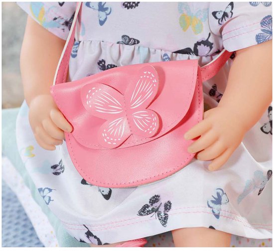 Roze tas met vlinderprint van BABY born, gedragen door een pop met vlinderjurk.