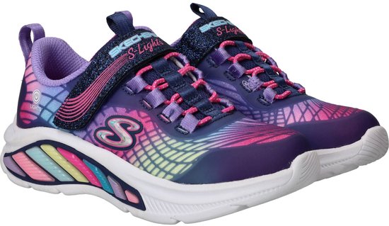 Paarse sneakers met regenboogprint, roze veters en glinsterende band. Witte zool met gekleurde strepen.