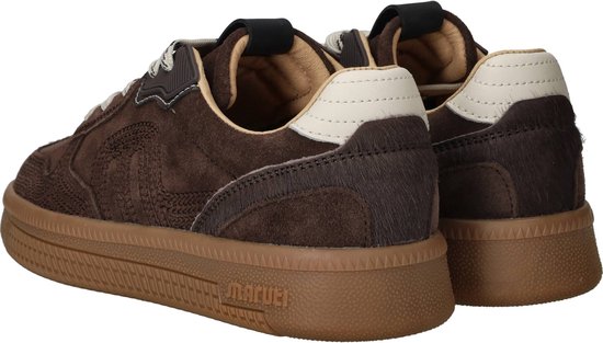 Achterkant van bruine suède sneakers met beige en harige details.