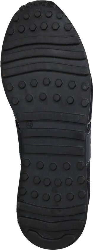 Zwarte rubberen zool van een sneaker met cirkelvormige en zeshoekige profielen. Maat 43 staat aangegeven.