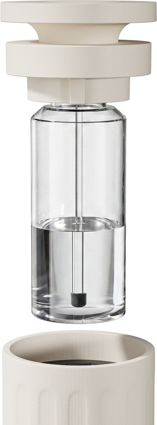 Een glazen flesje met vloeistof, passend in de beige diffuser, met de kap erboven en de diffuser basis eronder.