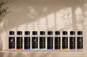 Rij van tien flacons met geurolie, elk met een ander kleurendesign en naam: Signora Blush, Sandalwood, Calm Elegance, Cotton Breeze, Fresh Muse, Midnight Rose, Obsidian Wood, Oriental Reverie, Peaceful Ascent, Prestige Lounge.
