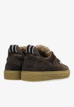 Achterkant van donkerbruine suède sneakers met crèmekleurige zool en teddy voering. Zwarte bandjes met "SHABBBIES" logo op de hiel.