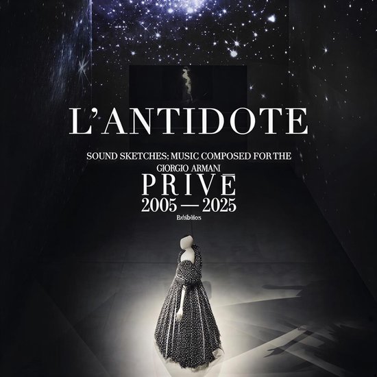 L'ANTIDOTE
SOUND SKETCHES; MUSIC COMPOSED FOR THE GIORGIO ARMANI PRIVE 2005-2025
Een etalagepop draagt een jurk met een grafisch patroon, tegen een achtergrond van sterrenlicht.