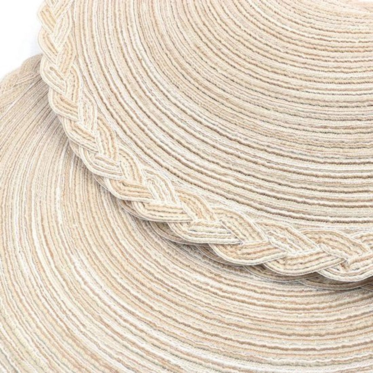 Set van 2 ronde placemats, pannenlap en theekussen - 15 inch - Rustieke sfeer - Hittebestendig - Grijs. Geschikt voor thuis, restaurants, bars en coffeeshops.