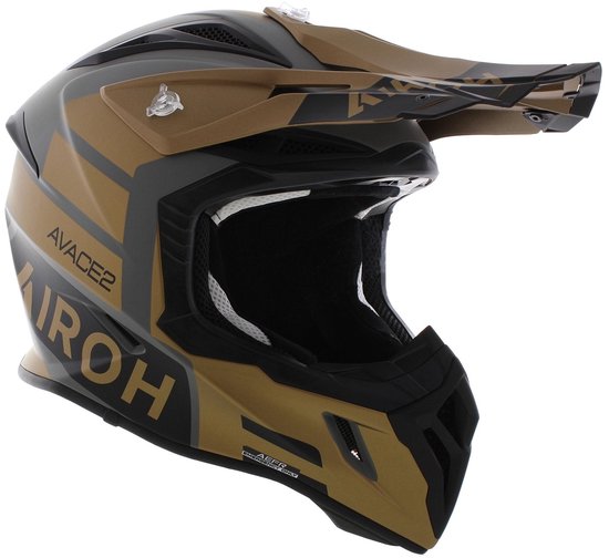 Casque tout-terrain doré mat et gris avec des accents noirs. Logos "AVACE2" et "AIROH".