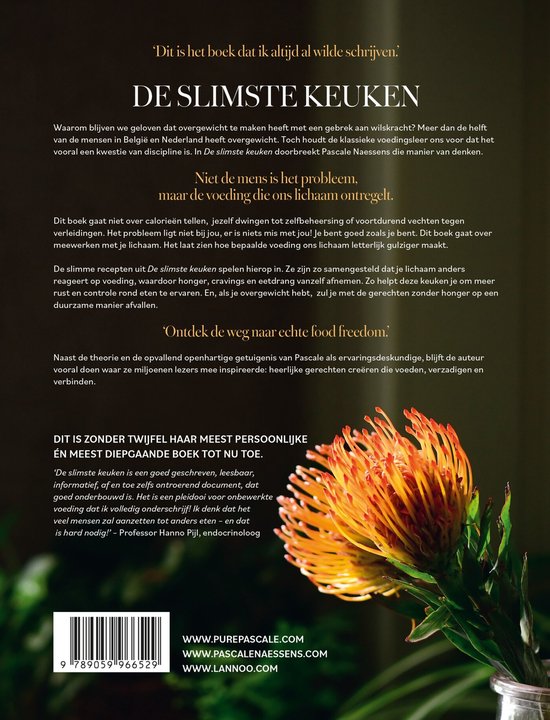 Een exotische oranje bloem op de voorgrond met de tekst 'Dit is het boek dat ik altijd al wilde schrijven. DE SLIMSTE KEUKEN.' in wit.