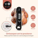 Zwarte digitale thermometer met een openklapbare naald, naast een geroosterde kip. Iconen van compact, veilig en robuust.