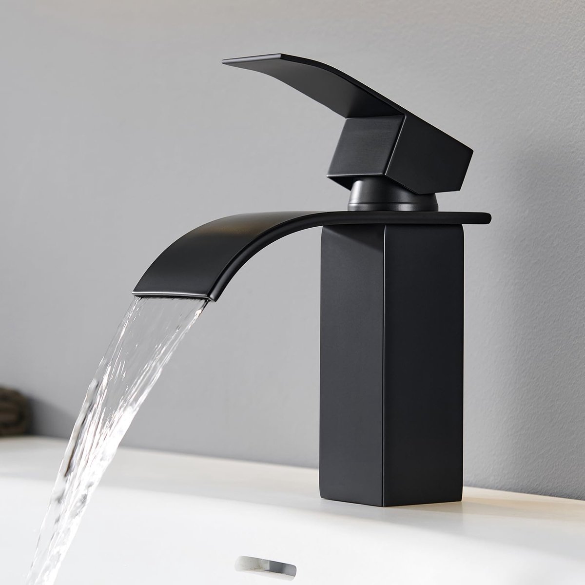 Omgoods - Zwarte Badkamer Kraan - Waterval Design met Warm en Koud Water