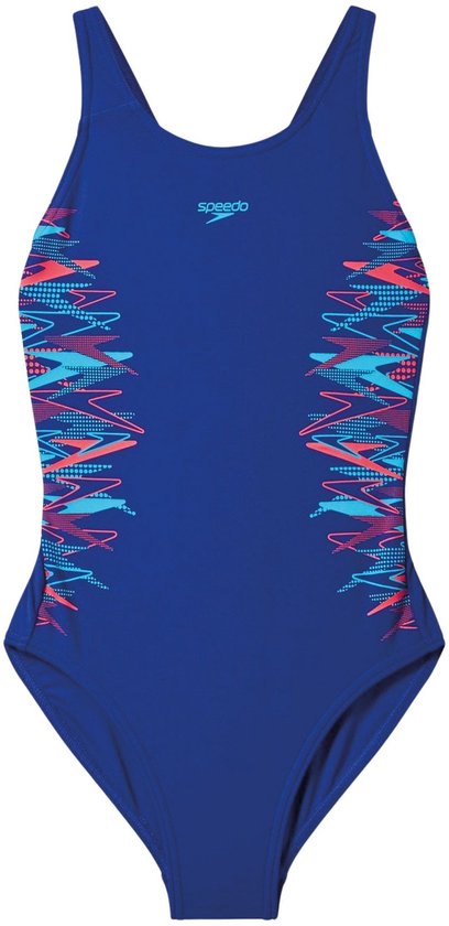 Blauw Speedo badpak met symmetrische, neon rode en blauwe pijlvormige patronen op de zijkanten. Speedo logo op de borst.