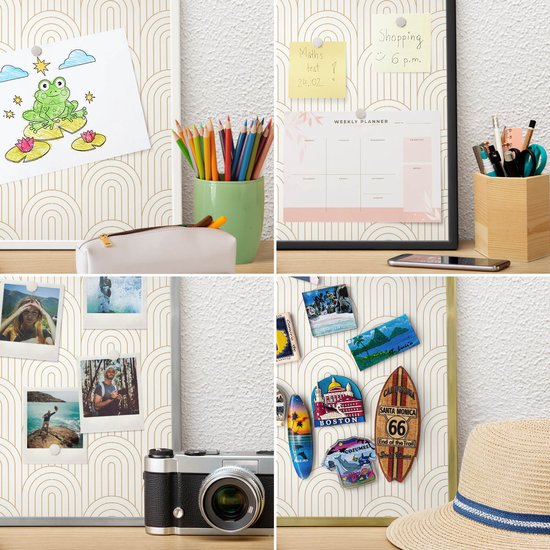 Krijtbord met goudkleurig frame, versierd met foto's, tekening van een kikker, potloden en notities. Goudkleurig boogpatroon.