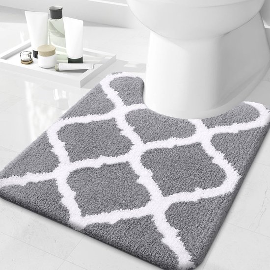 Grijze wc-mat met wit geometrisch patroon, gevormd rond een toilet.