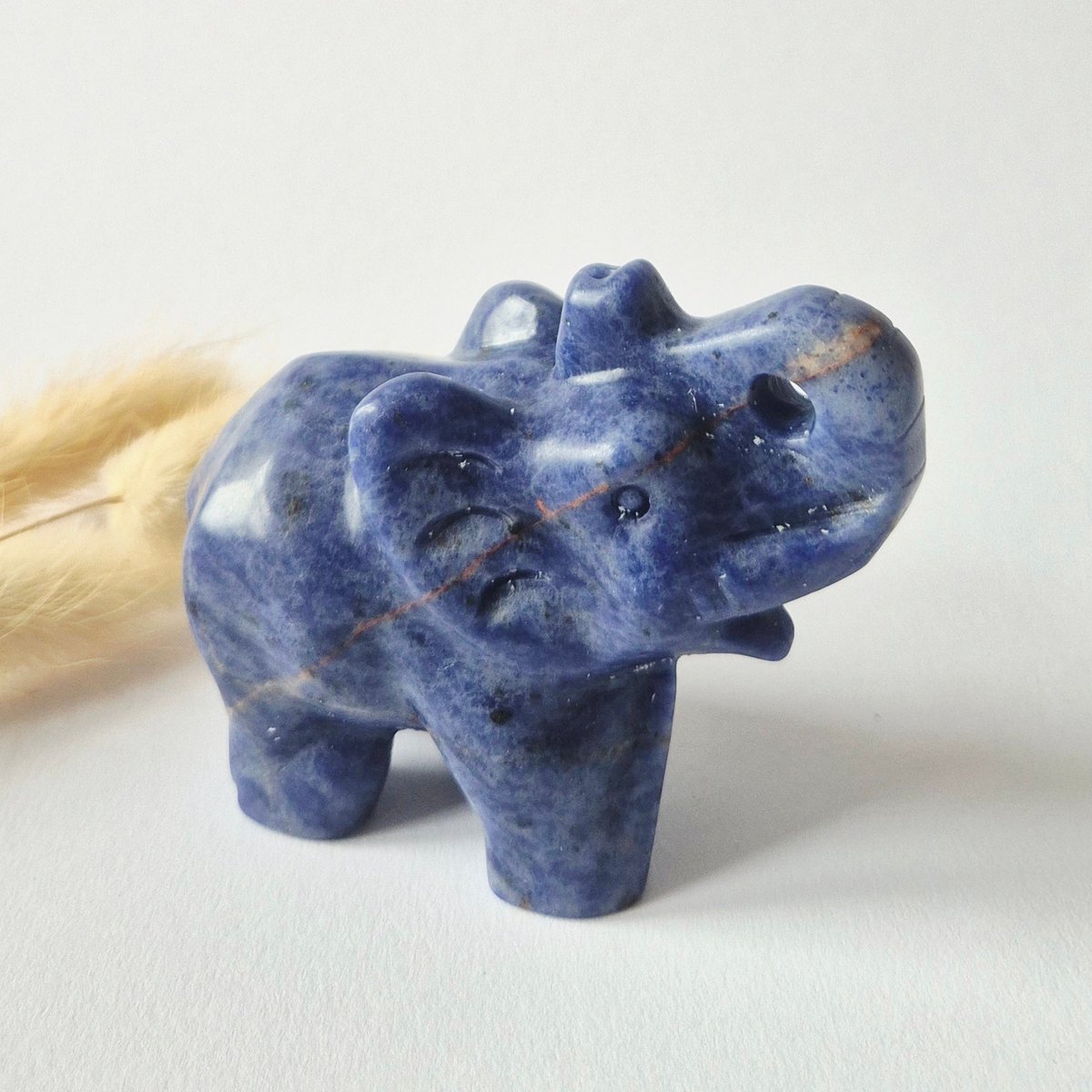 Sodaliet Edelsteen Olifant 7x5cm – Handgesneden Kristallen Beeldje