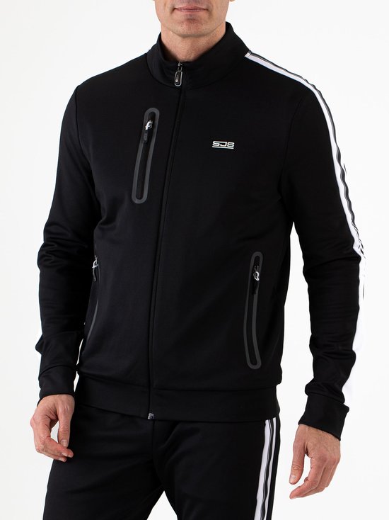 Man draagt een zwarte sportvest met witte strepen op de mouwen, ritsen op de voorzijde en het 'SJS' logo.