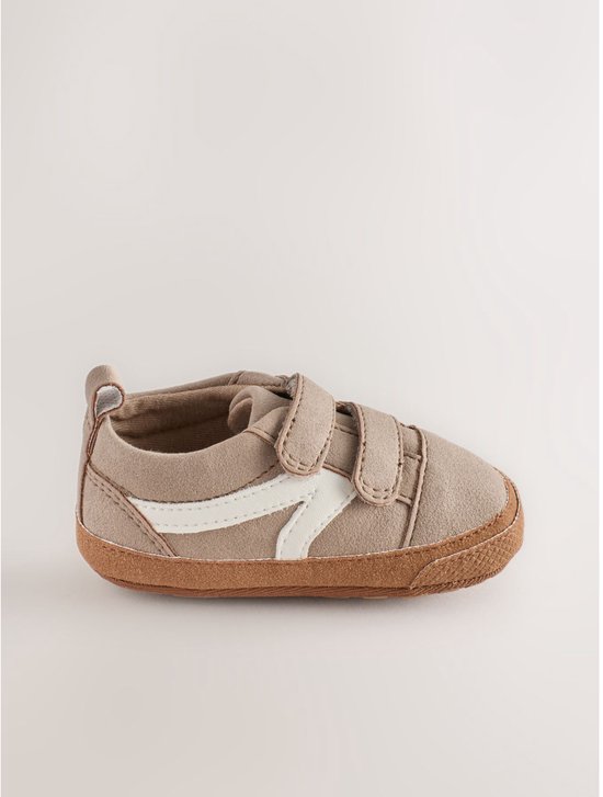 Bruine babysneaker met klittenbandsluiting en witte accentstreep. Bruine zool.