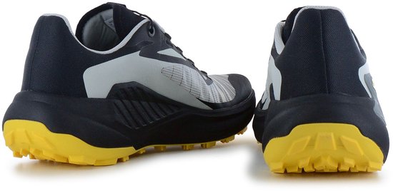 Achterkant van zwarte Salomon trailrunningschoenen met grijze details en gele zolen.