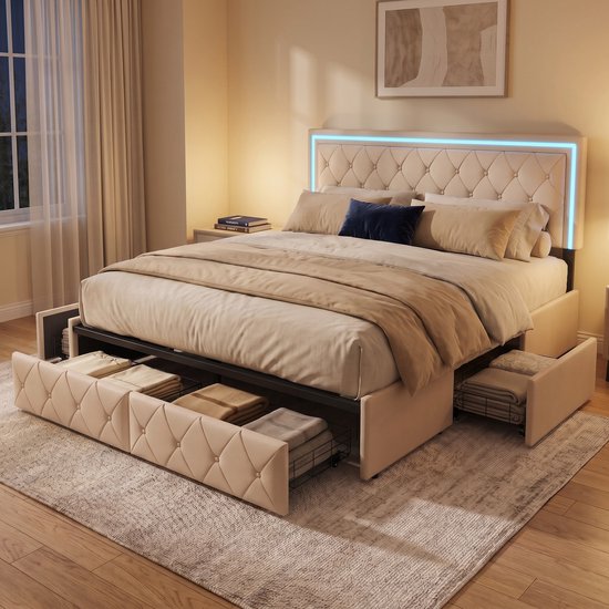 Crèmekleurig gestoffeerd tweepersoonsbed met capitonné hoofdbord, RGB LED-verlichting, opgemaakt bed en opberglades met linnen.
