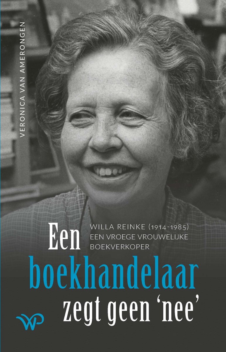 Zwart-wit portret van Willa Reinke lachend in een geruit overhemd. Titel: 'Een boekhandelaar zegt geen 'nee''