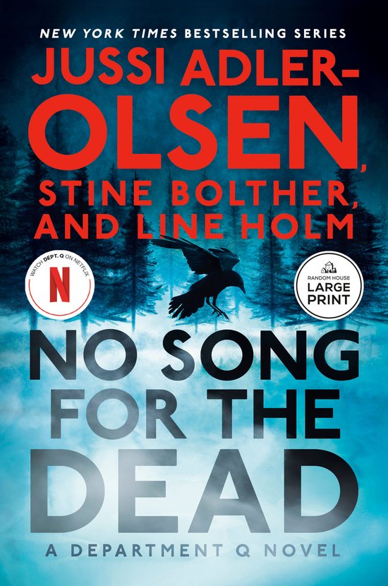 Boekcover: "No Song for the Dead" van Jussi Adler-Olsen, Stine Bolther en Line Holm. Titel in rode letters op blauwe, mistige achtergrond met bos en kraai.