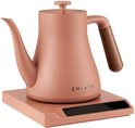 Roze waterkoker met houten handvat, staat op een roze basis met digitaal display.