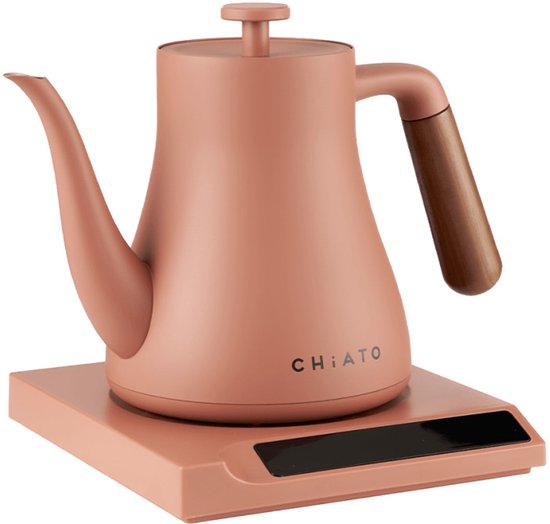 Roze waterkoker met houten handvat, staat op een roze basis met digitaal display.
