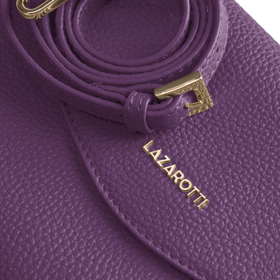 Detailopname van paarse leren tas met gouden gesp en goudkleurige gesp van de schouderband met LAZAROTTI logo.