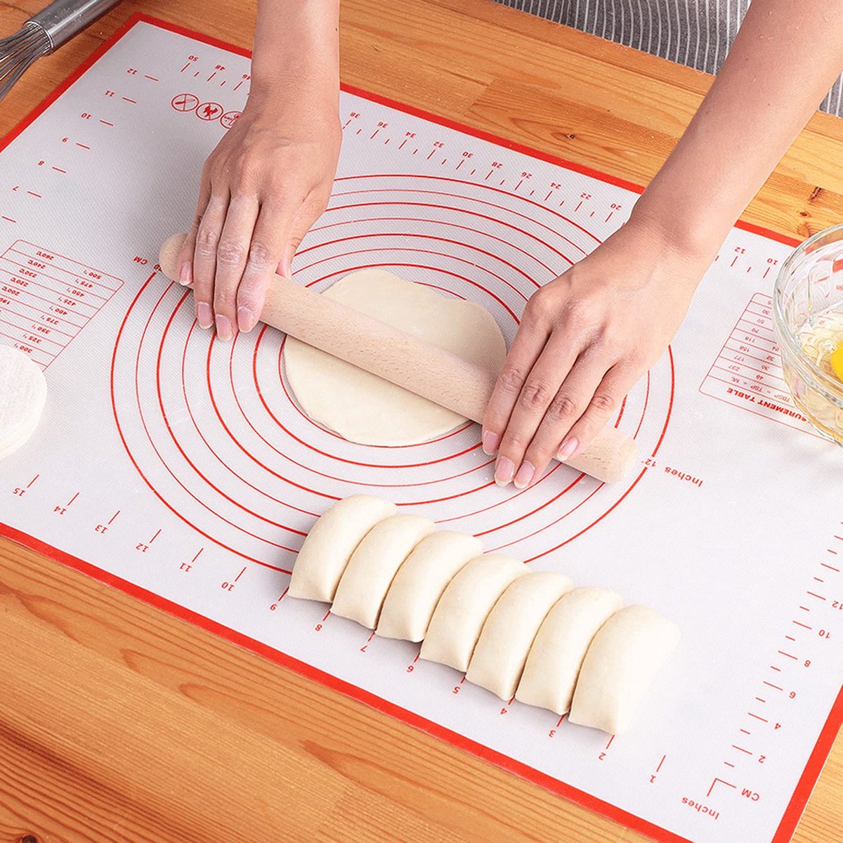Siliconen Bakmat voor Deeg Uitrollen - Grote Antislip & Antiaanbak Deegmat met Maataanduiding - Hittebestendige Herbruikbare Patisseriemat - Bakaccessoire voor Brood, Pizza, Gebak & Koekjes - Rood - 40 x 50 cm