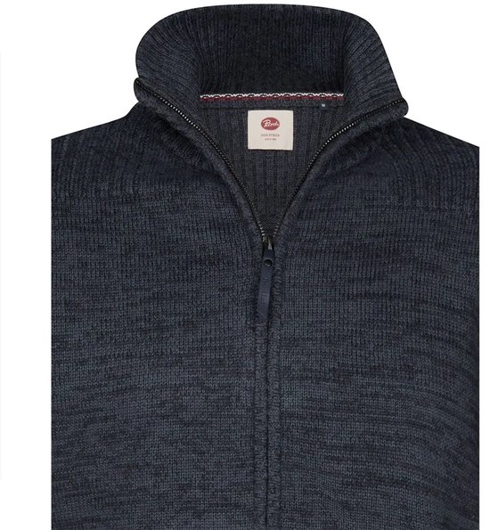 Close-up van de kraag van een donkerblauw gemêleerd gebreid vest met ritssluiting.
