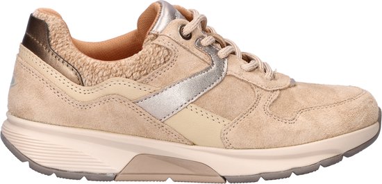 Zijaanzicht van de beige Gabor Rollingsoft sneaker met suède afwerking.