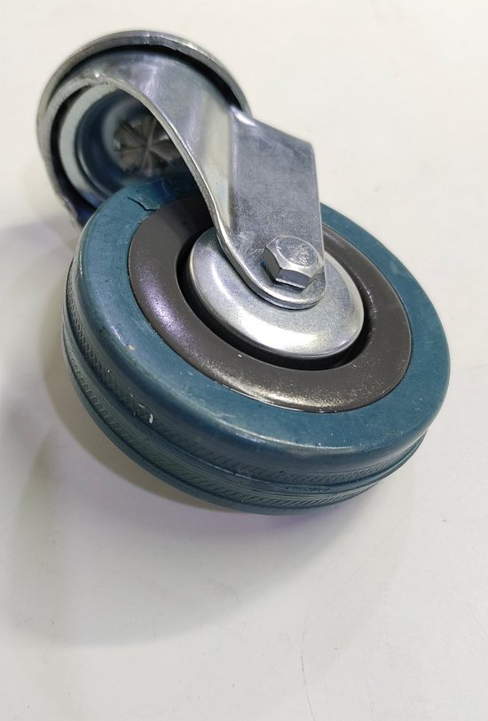 Grijze rubberen zwenkwiel met metalen beugel en schroefdraad.