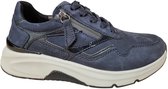 Donkerblauwe Gabor sneaker van nubuck met glanzende blauwe accenten, veters en rits. Witte zool.