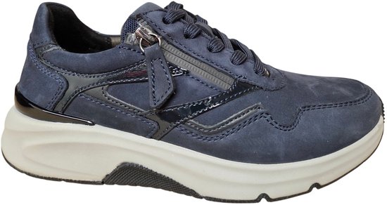 Donkerblauwe Gabor sneaker van nubuck met glanzende blauwe accenten, veters en rits. Witte zool.