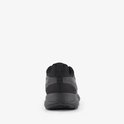 Achterkant van een zwarte PUMA sneaker met mesh details en een dikke zool.