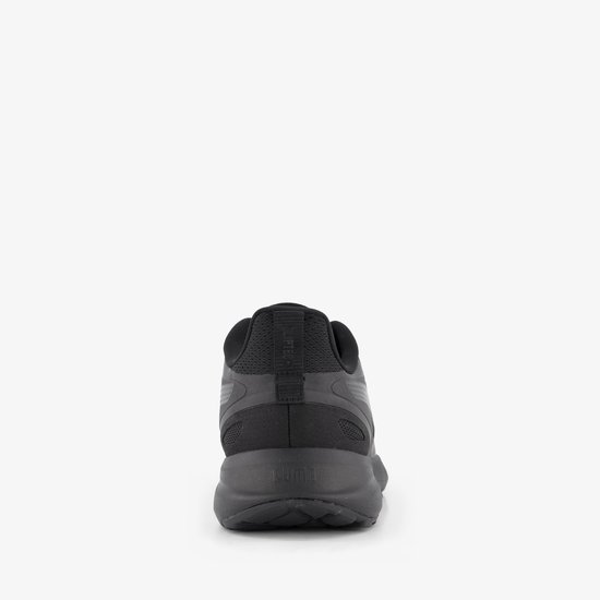Achterkant van een zwarte PUMA sneaker met mesh details en een dikke zool.