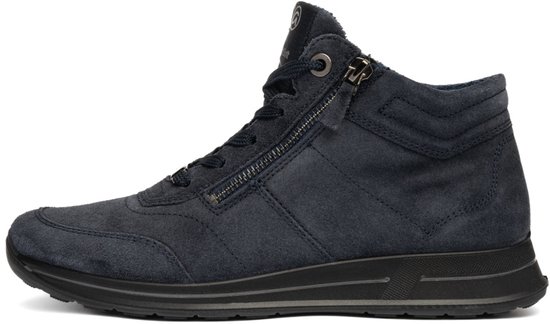 Zijaanzicht van donkerblauwe suède hoge sneaker met decoratieve stiksels en zwarte zool.