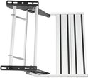 Inklapbare campertrap met zilverkleurige treden met zwarte strips en een frame van aluminium en zwart metaal.