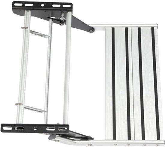 Inklapbare campertrap met zilverkleurige treden met zwarte strips en een frame van aluminium en zwart metaal.