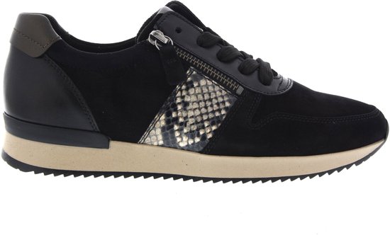 Zwarte Gabor sneaker met ritsdetail en slangenhuidprint op de zijkant.