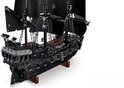 Arrière d'un bateau pirate LEGO avec des voiles noires et de nombreux détails.