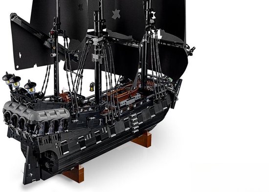 Arrière d'un bateau pirate LEGO avec des voiles noires et de nombreux détails.