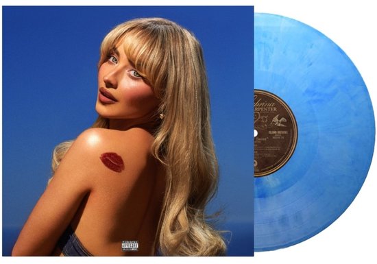 Sabrina Carpenter met een rode kus op haar schouder, naast een lichtblauwe vinylplaat met marmerpatroon.