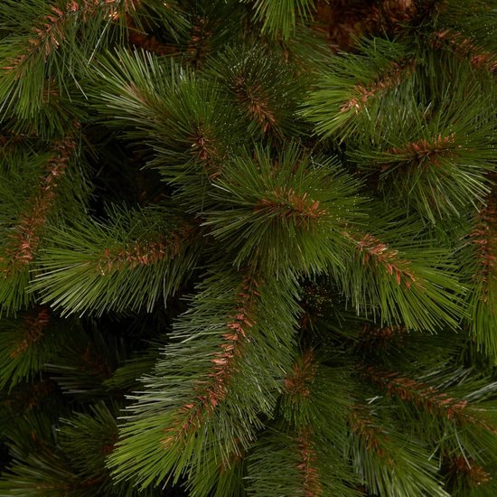 Gedetailleerde weergave van de takken van de Triumph Tree kunstkerstboom.