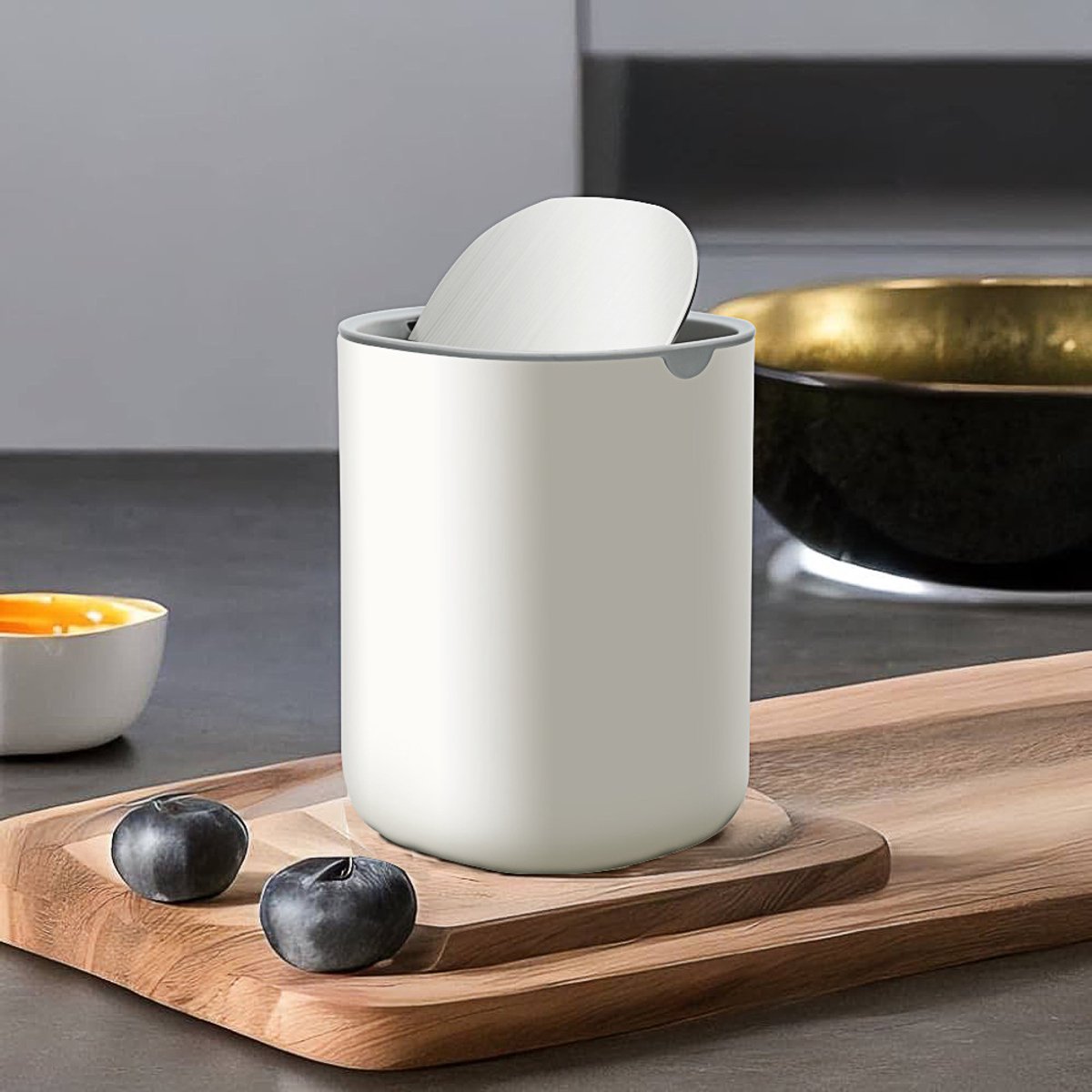 Bureau-afvalbakje met deksel – Mini-afvalbak – Afvalbakje voor cosmetica – Geschikt voor badkamer, bureau, slaapkamer en auto – Roestvrij staal met schommeldeksel – Wit– 11,6 x 11,6 x 15,9 cm