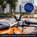 Zwarte telefoonhouder bevestigd aan een motorstuur met een smartphone. Geschikt voor sturen van 1,5 tot 3,5 cm.