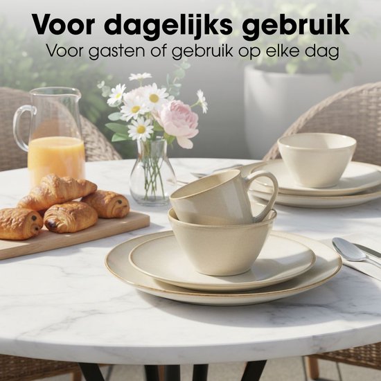Beige steengoed servies met gebakken croissants op een marmeren tafel.
