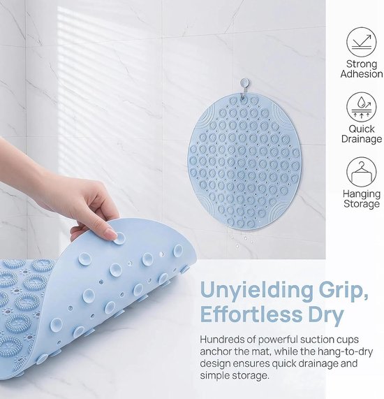 Lichtblauwe ronde douchemat met honderden zuignappen voor grip en een ophangoog voor gemakkelijke opslag. Sneldrogend ontwerp met afvoergaten.