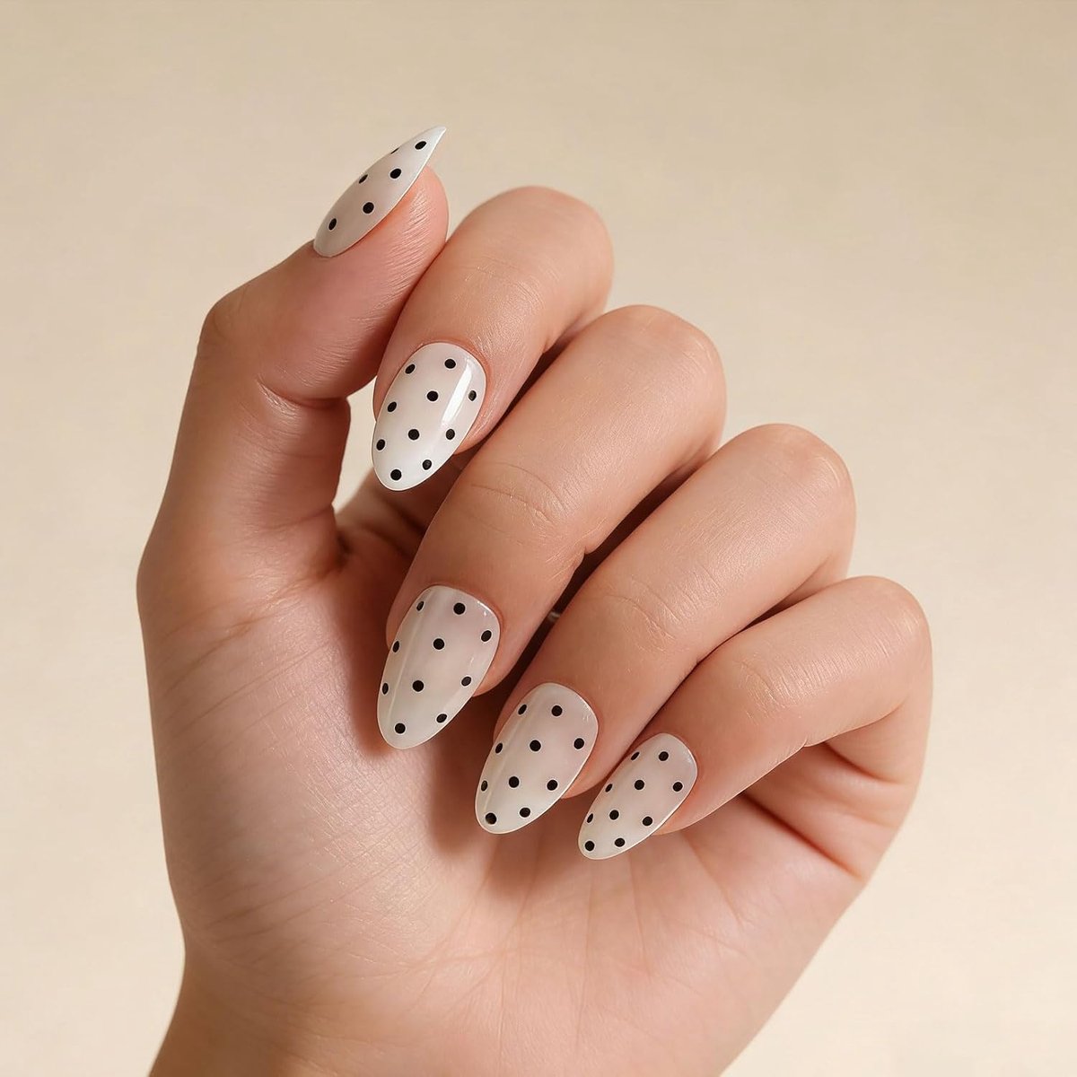 On Nails, 24 stuks nep nagels & Franse nagels, amandelvormige soft gel press on nagels in wit met zwarte stippen design voor vrouwen